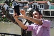 Selfie Yapan Şehzade Heykeline Yoğun İlgi