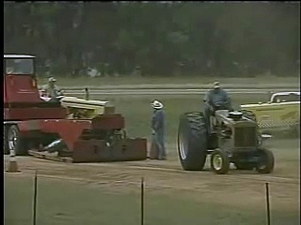 Pulling tractor engine blows up - video Dailymotion