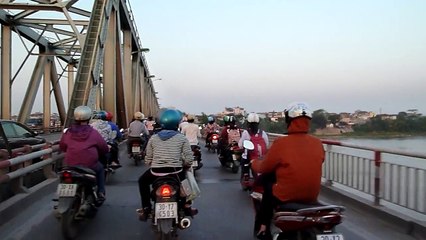 Sortie d'Hanoi à moto à l'heure de pointe