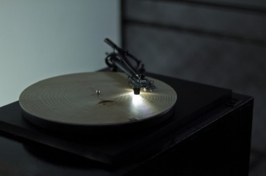 Une platine vinyle capable de lire un disque de tronc d'arbre