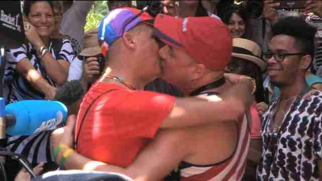 Bodas homosexuales simbólicas contra la homofobia en Cuba