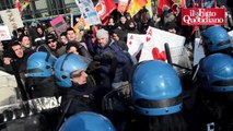 Torino, scontri e proteste all'inaugurazione dell'anno accademico