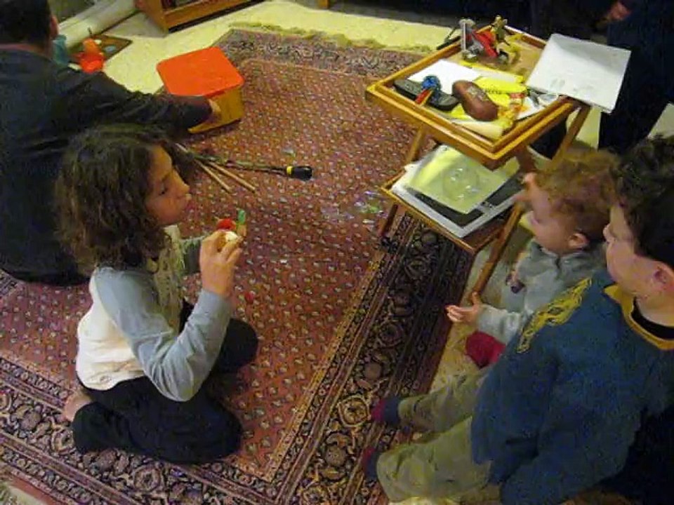 2010 איתמר הקטן משחק עם הילדים אצל אמא