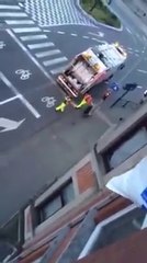 Two Belgian friends throw their garbage out the window