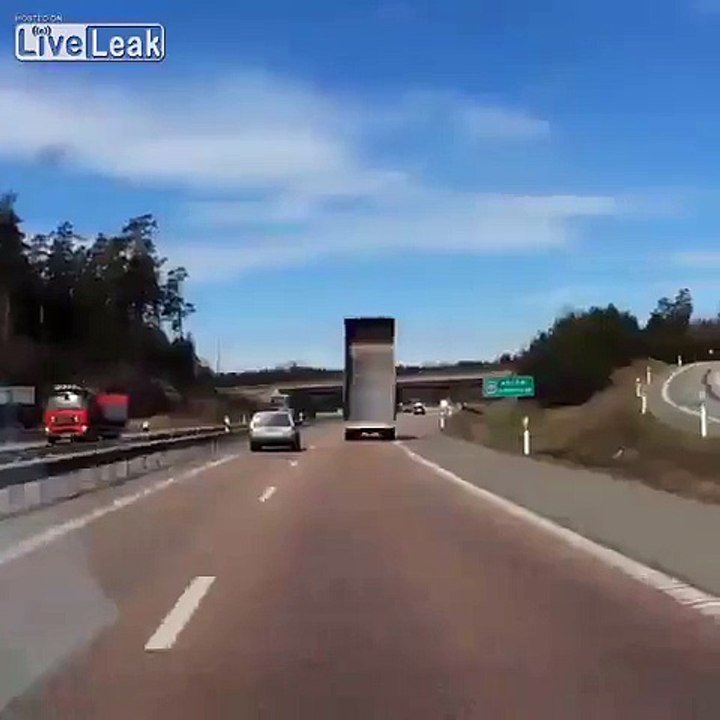 truck_fail_bridge