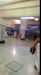 شخص يكسر الحاجز الزجاجي لجبل الصفا في الحرم المكي