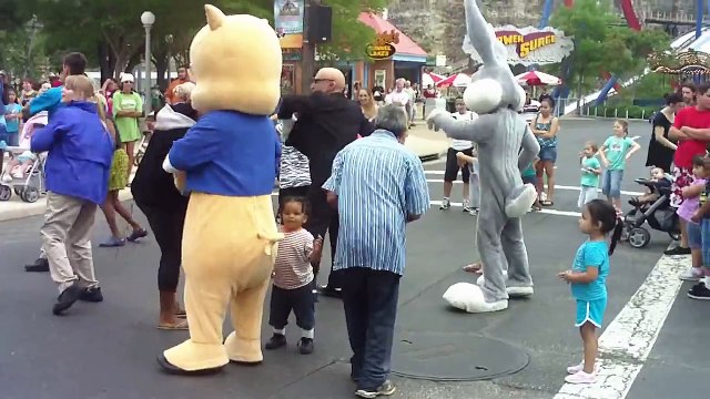 DRUNK MEXICAN STEALS THE SHOW AT SIX FLAGS