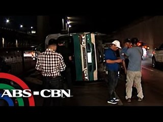 10-wheeler, tumagilid sa Edsa-Ayala