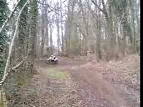 Regis fait de la motocross