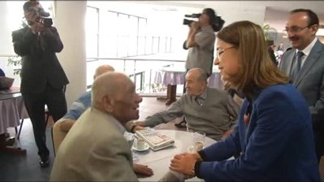 Ayşenur İslam, 75. Yıl Huzurevi'ni Ziyaret Etti