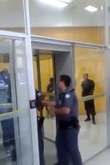 PM agredindo mulher em agência bancária