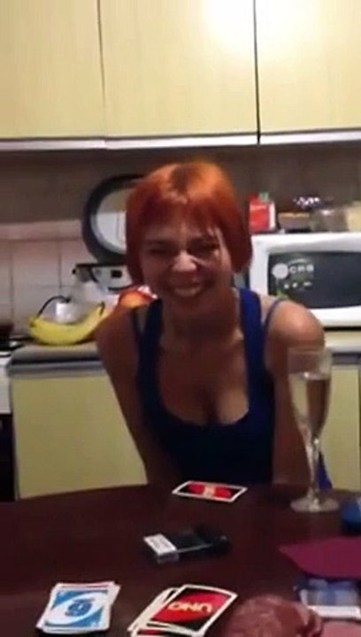 Cette belle gonzesse rigole comme une vache ! Je suis PTDR !