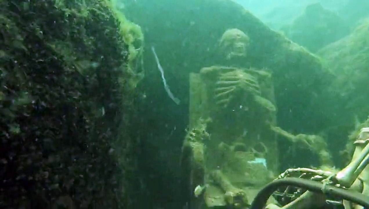 L'actu bizarre du jour ! La police a retrouvé 2 squelettes au fond de la mer ... entrain de boire du thé !