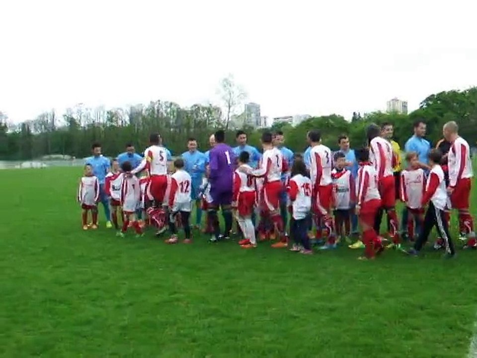Entrée sur le terrain des jeunes lors du match Cavale - Ploudal
