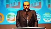 Sivlio Berlusconi cade sul palco di Genova