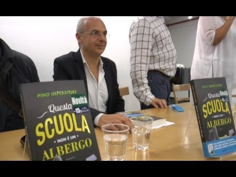 Napoli - Questa scuola non è un albergo , nuovo libro di Pino Imperatore (09.05.15)