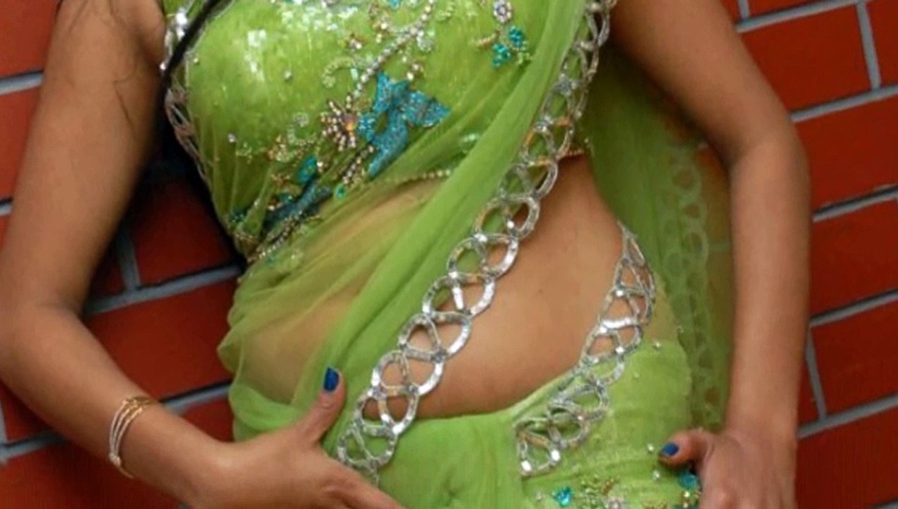 Sanjana Singh Hot Navel show in saree
