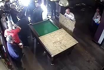Mec bourré & Table de Billard... FAIL dans un bar !