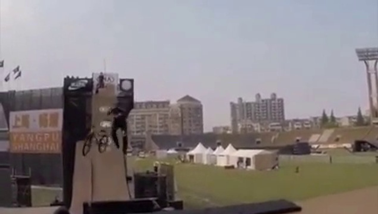 Changement de BMX en pleine figure sur une rampe !