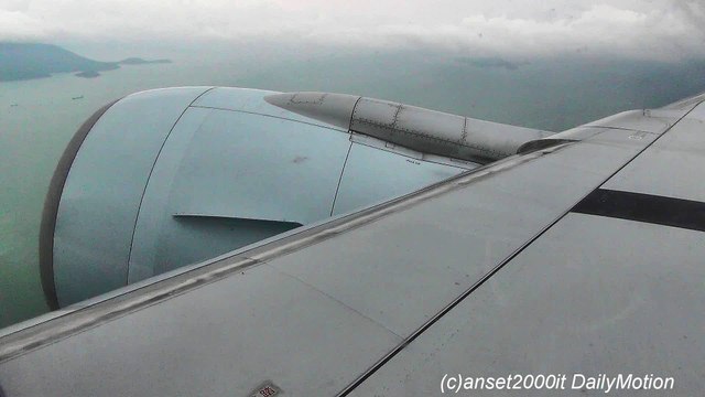 Boeing 777 Cathay Pacific. Landing in Hong Kong Airport. GE90-115B Jet Engine