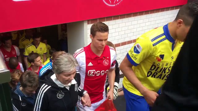 Les joueurs de l'Ajax rentrent avec leur mère sur le terrain pour la fête des mères