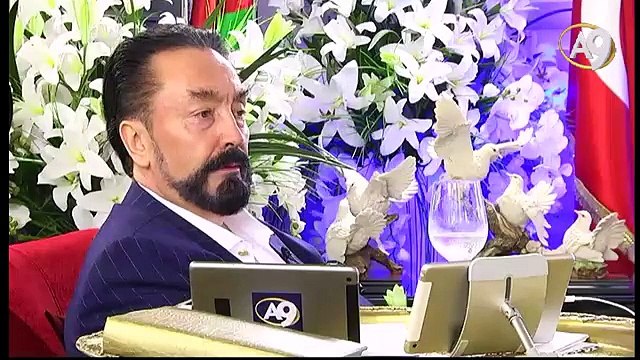 Peygamberimiz (sav) çok yakışıklı ve gösterişli bir insandı. Karikatür diye çizilen görüntüler o çizimi yapan kişilerin kendi görüntüsüdür.