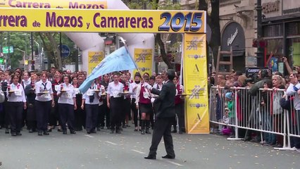 Traditionnelle course des garçons de café à Buenos Aires