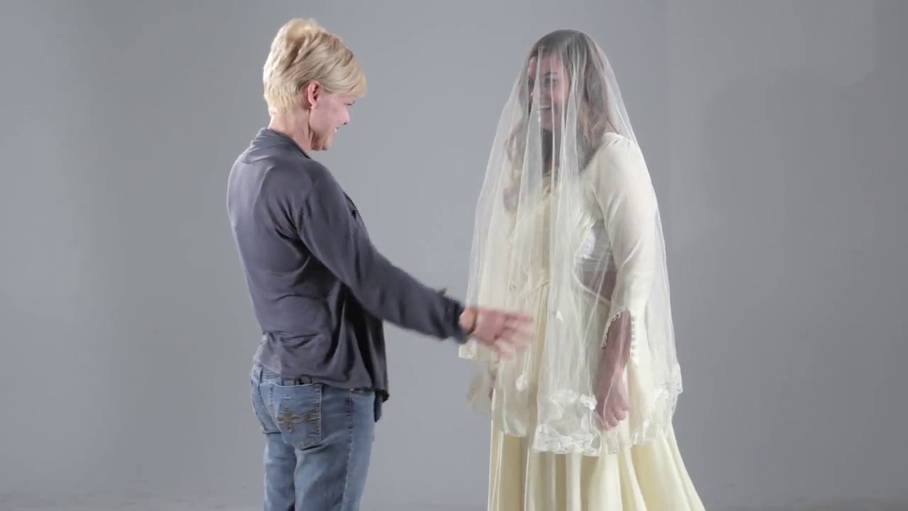 Daughters Try On der Mutter Hochzeitskleid