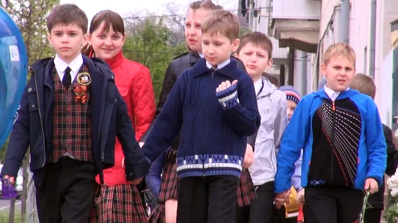 Новороссийск ТЭЛ. Возложение цветов 8 мая 2015, класс 2-в