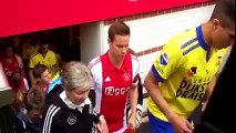 Día de la madre: Jugadores del Ajax salieron al campo de la mano de sus madres (VIDEO)