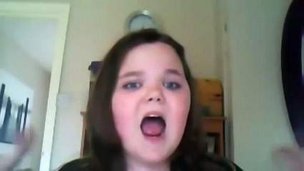 Mädchen dreht völlig durch weil sie die töne nicht trifft