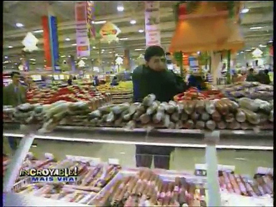 Alexandre tourne sa tête à 180 degrés