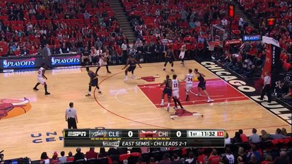 Timofey Mozgov scotche Derrick Rose et dunke sur Joakim Noah