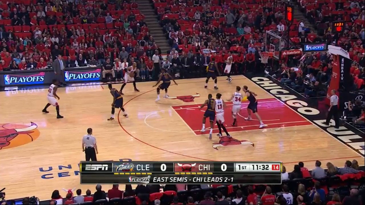 Timofey Mozgov scotche Derrick Rose et dunke sur Joakim Noah