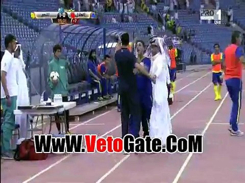 خناقه مع حكم مباراه النصر والهلال بسبب طرد ثلاثه لاعبين