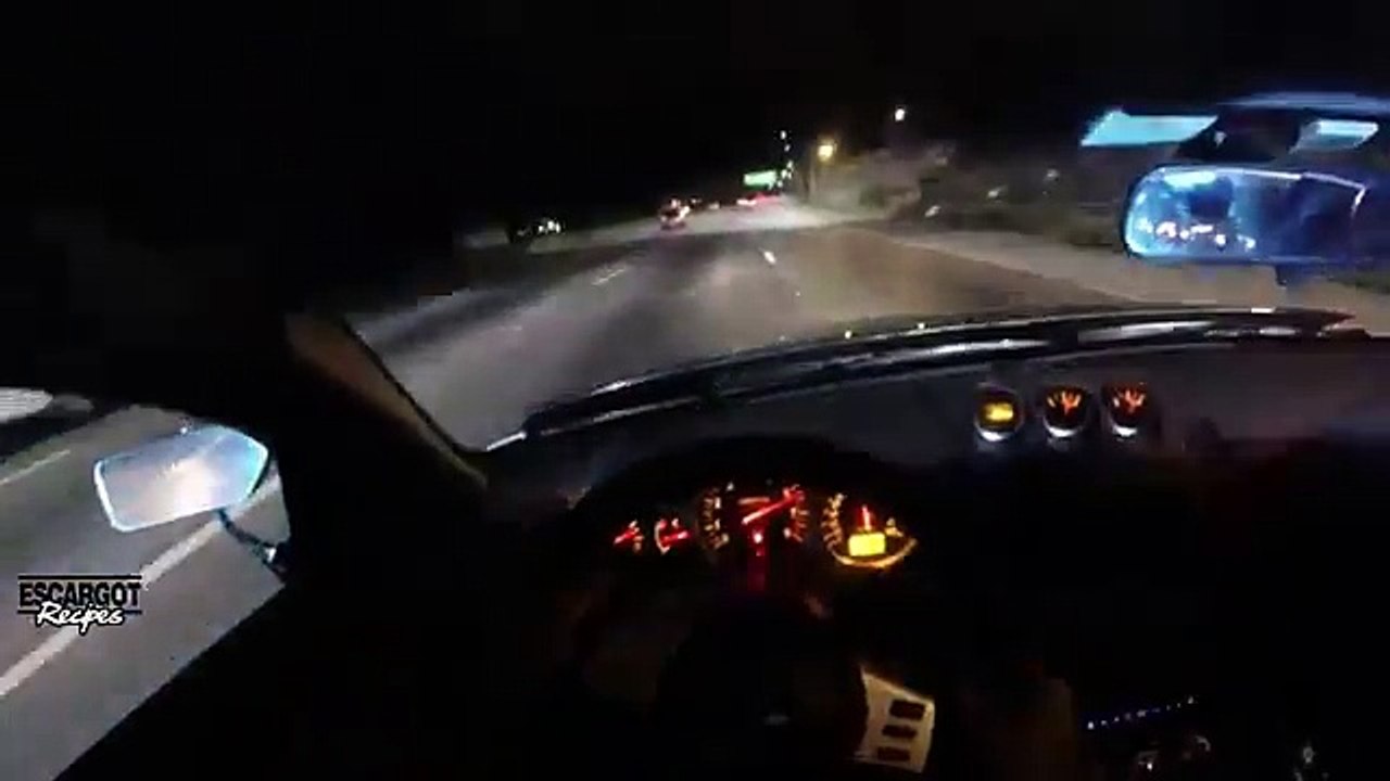 Une Nissan 350Z slalome entre les voitures à plus de 200 kmh