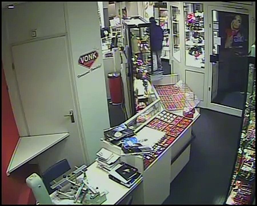 Politie zoekt overvallers Juwelier Lelystad