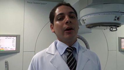 Médico explica como funciona o equipamento de radioterapia da Unacon