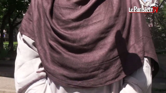 Au lycée, des étudiantes en tenues islamiques