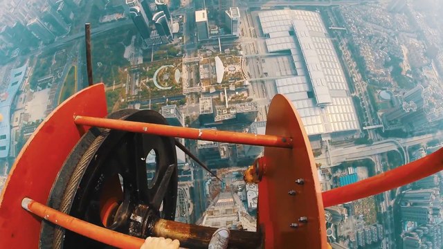 Escalader l'un des plus hauts gratte-ciels du monde à 660m !