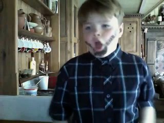 Ce gamin pète un câble face à sa webcam !