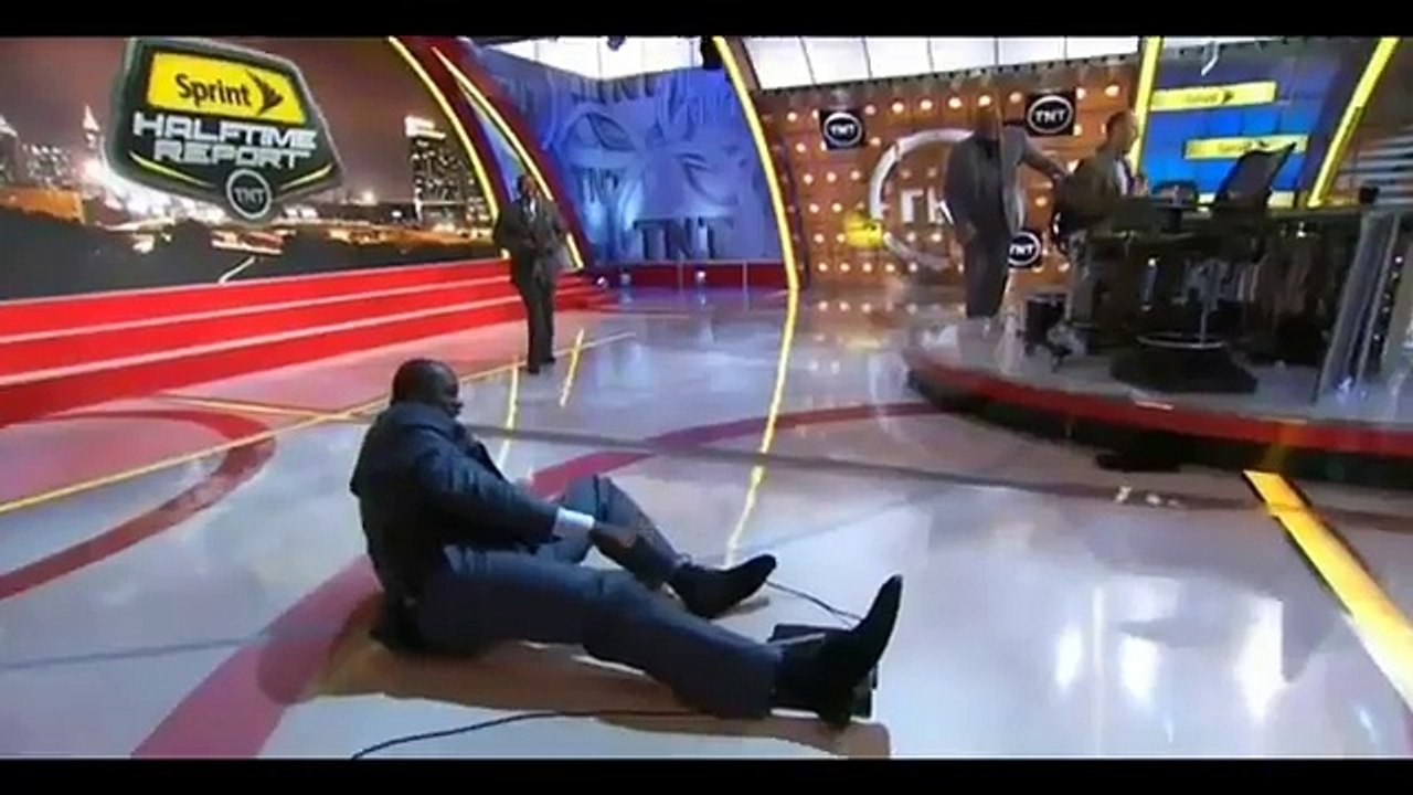 Chute de Shaquille O'Neal sur le plateau de Inside NBA
