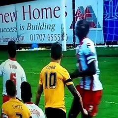 Le terrible choc tête contre tête entre Bira Dembele et Michael Timlin