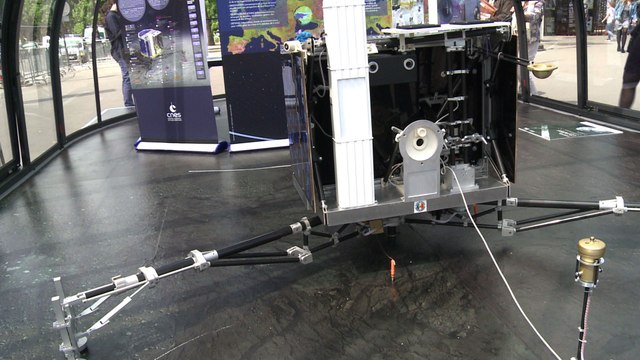 Une réplique du robot Philae installée sur les Champs-Elysées