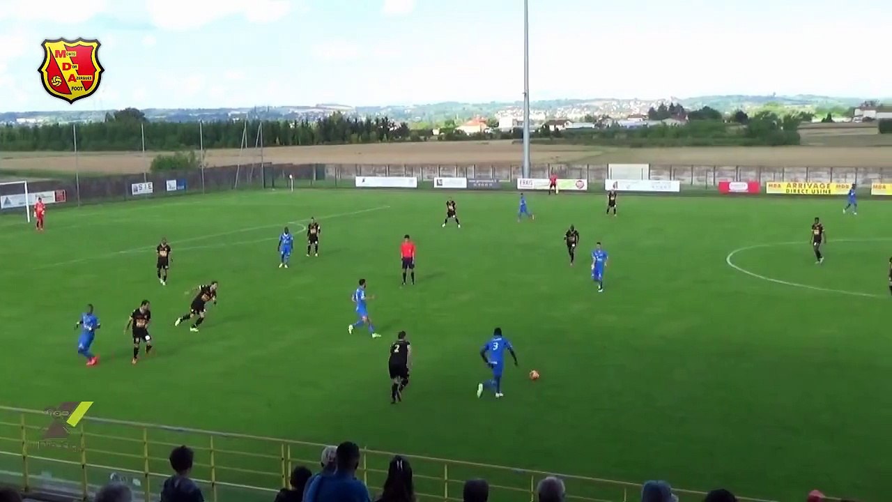 Ludovic Giuly marque un but du milieu de terrain avec Chasselay