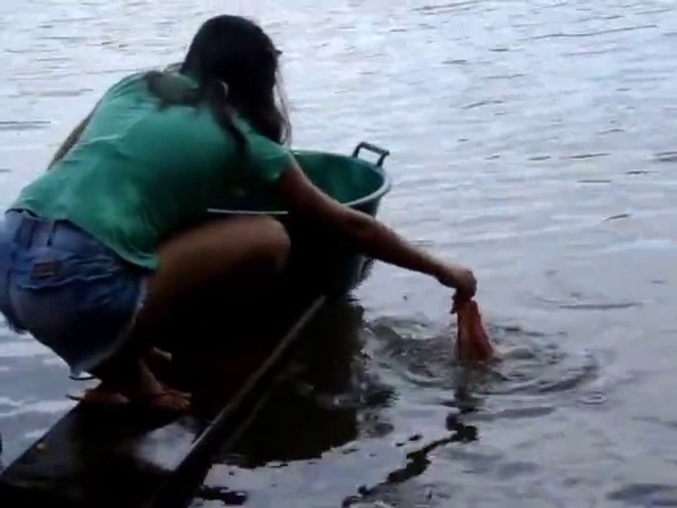Découvrez comment elle pêche des piranhas