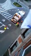 En Belgique, deux femmes jettent leurs ordures par la fenêtre