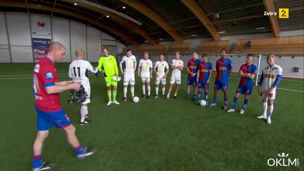 Ils jouent au foot en se voyant du ciel