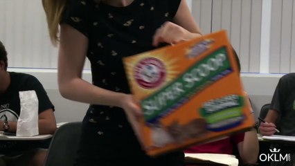 Cette jeune fille a une envie très pressante en cours !