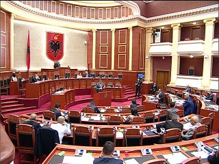 Ministri Beqaj replikon me Deputetin Blushi: Pronarët taksohen 30%